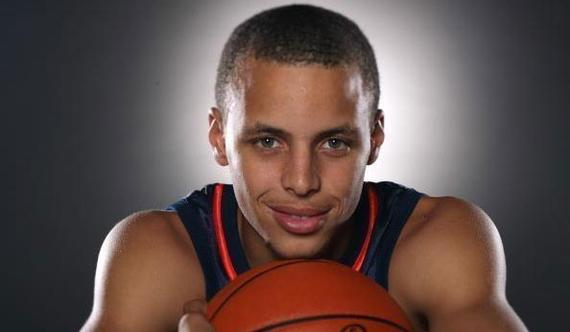 体育CBA夏季联赛：青岛男篮家门口参赛 掀起市民观赛热潮